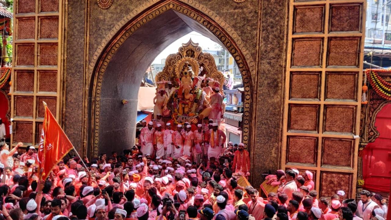 Thousands of people gathered on the streets of Lalbaug and other major procession routes of Ganesh idols to bid farewell to the deity with heartfelt prayers and witness the vibrant processions being taken out with music, dance and sprinkling of 'gulal' (vermillion powder)