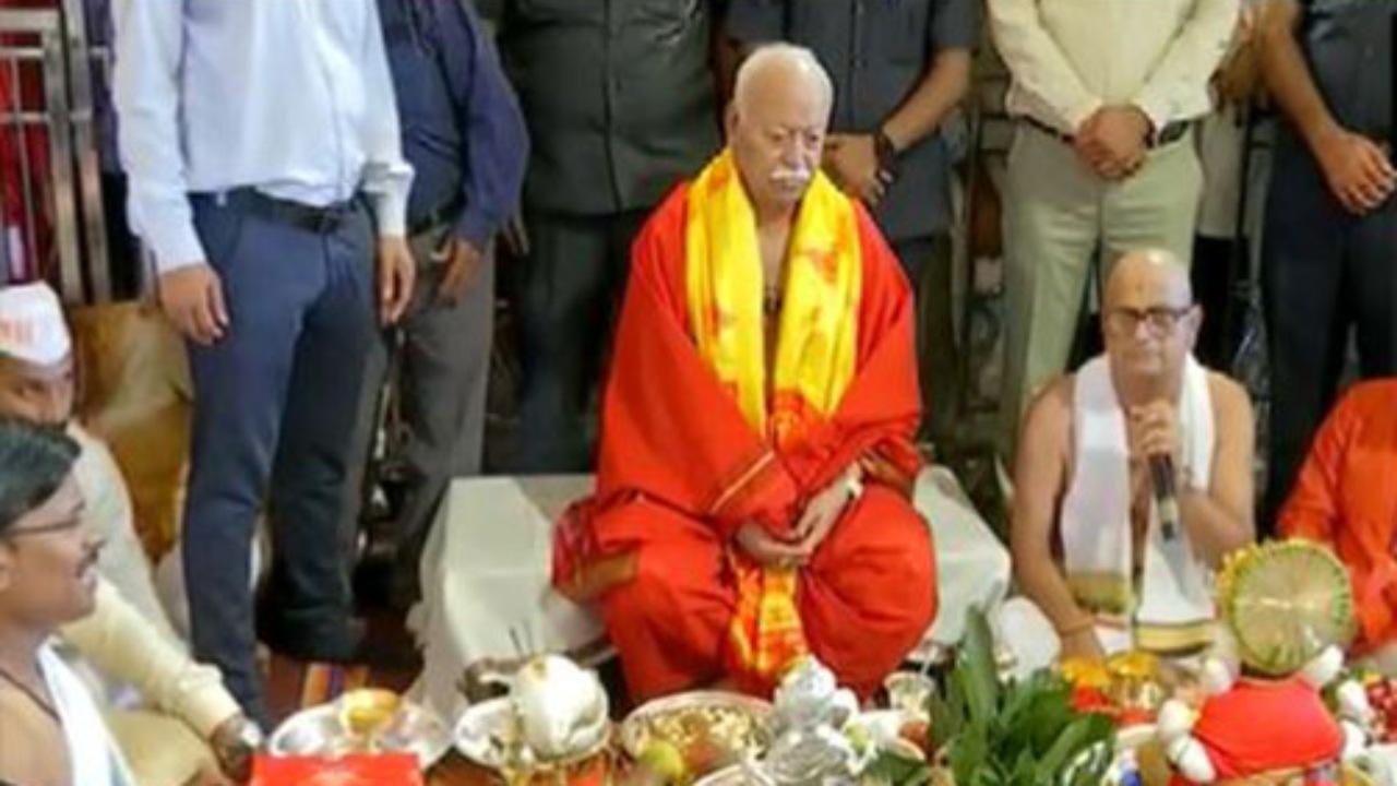 Mohan Bhagwat performs Lord Ganesh puja at famous Dagdusheth pandal in Pune