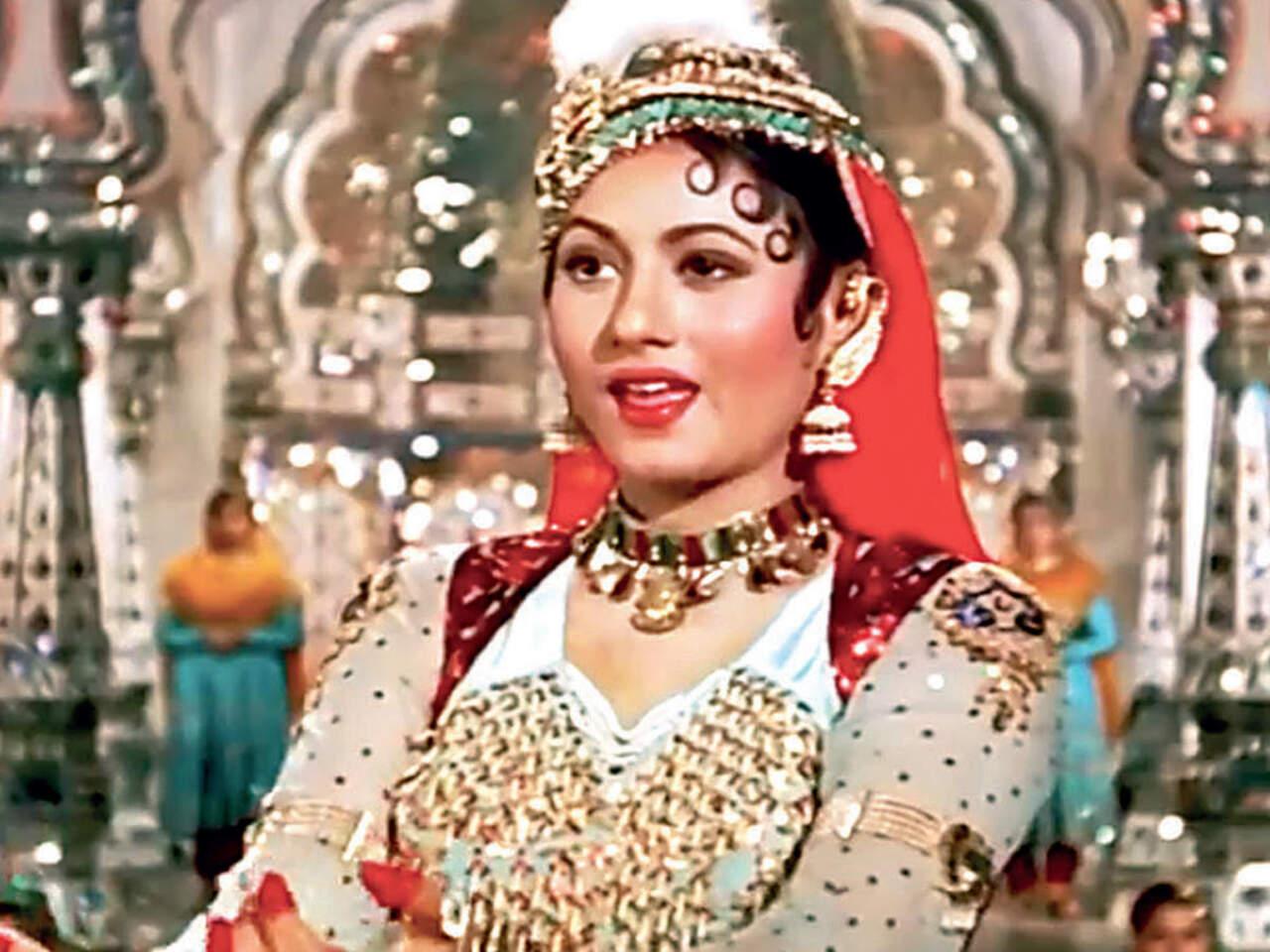 1960s Bollywood fashion - Madhubala in 'Mughal-e-Azam'
The sixties marked a flamboyant era for Bollywood. Actresses embraced a more fashionable and sophisticated look. There was a notable evolution in hairstyles, with many becoming timeless trends still prevalent today. Iconic films from this period not only shaped the cinematic landscape but also showcased leading Bollywood ladies setting style benchmarks for a nation transitioning from its colonial past.