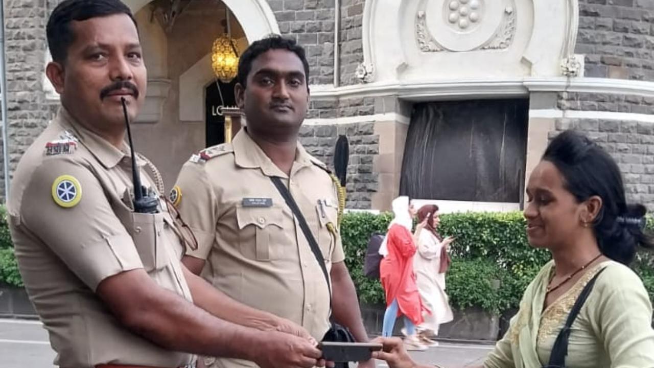 Mumbai cop spots lost mobile phone while regulating traffic, traces its owner