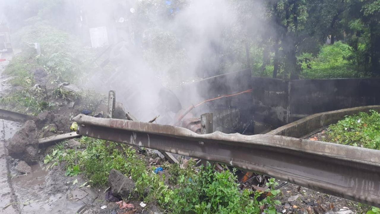 Maharashtra: Chemical-laden tanker overturns on Mumbra bypass road slowing traffic flow