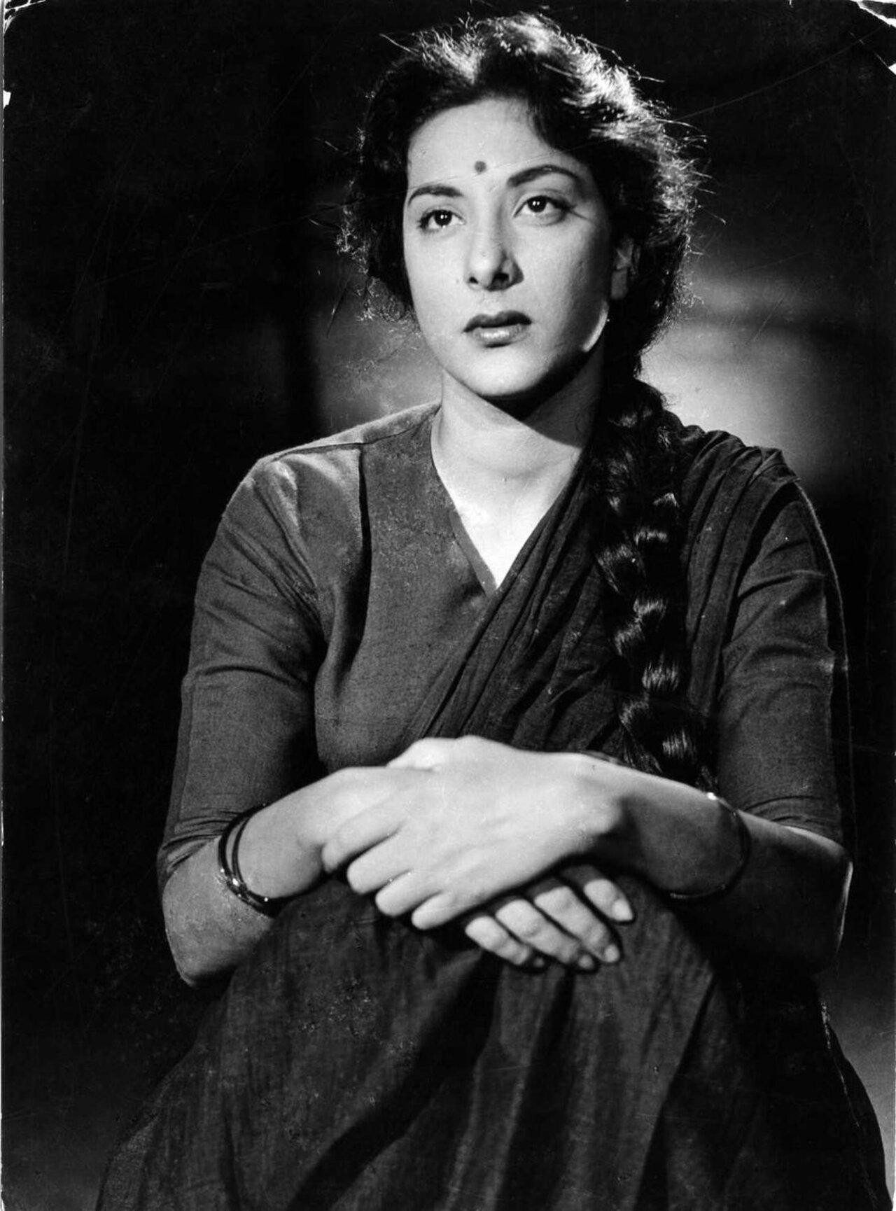 1950s Bollywood fashion - Nargis in 'Shree 420'
The 1950s, often hailed as the Golden Age of Indian Cinema, captured the fervor of a newly independent India. As the nation grappled with modernity versus tradition and the disparities between the rich and the poor, its cinema mirrored these sentiments.
Trailblazing actresses set fashion benchmarks through their on-screen personas. For instance, Nargis's effortlessly elegant sarees with a relaxed pallu in 'Shree 420' became iconic.
 