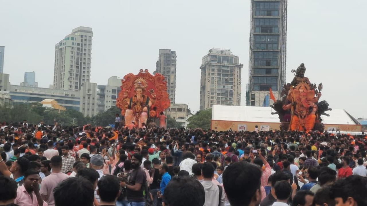 Mumbai Police and the BMC have deployed robust safety and security measures for Ganesh Visarjan. Pics/Team mid-day