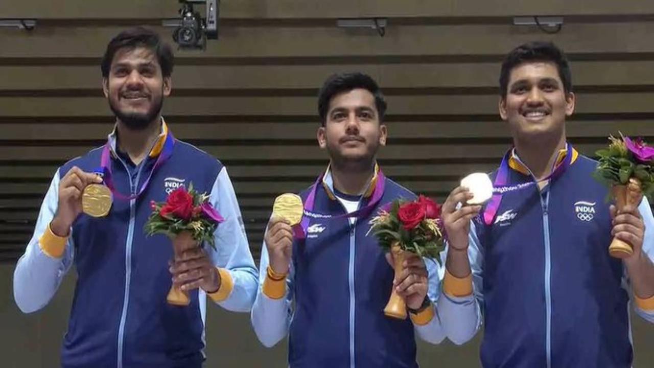 Maha CM congratulates Rudranksh, Aishwary and Divyansh for winning gold medal