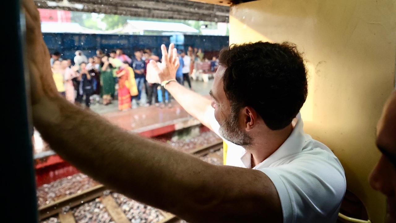 IN PHOTOS: Rahul Gandhi takes train for Raipur in Chhattisgarh