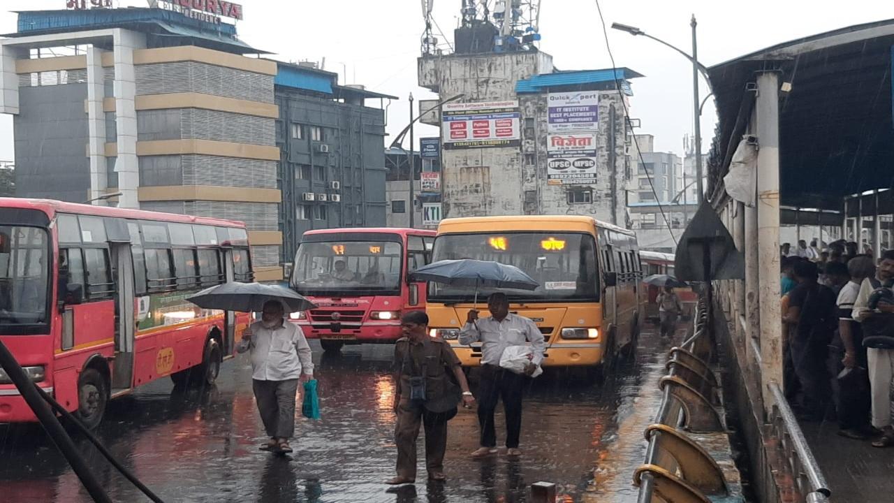 Heavy rains lashed parts of Mumbai and Thane districts on Thursday morning. The  meteorological department has issued green alert for city starting September 7 until Saturday and yellow alert for Sunday. Photos/Satej Shinde
