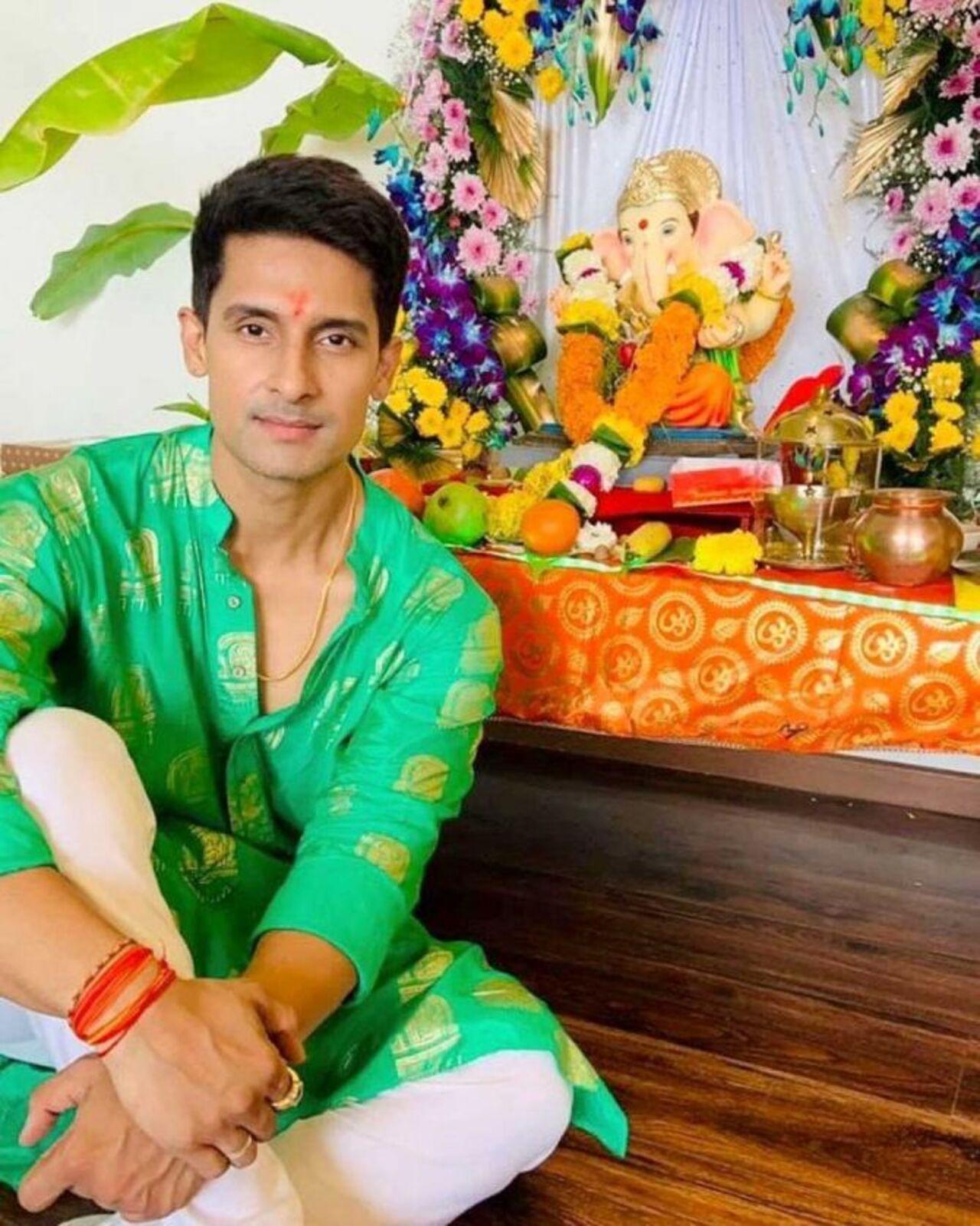 Ravi Dubey and Sargun Mehta welcome Ganpati home every year. They invite their friends to seek the blessings of Bappa