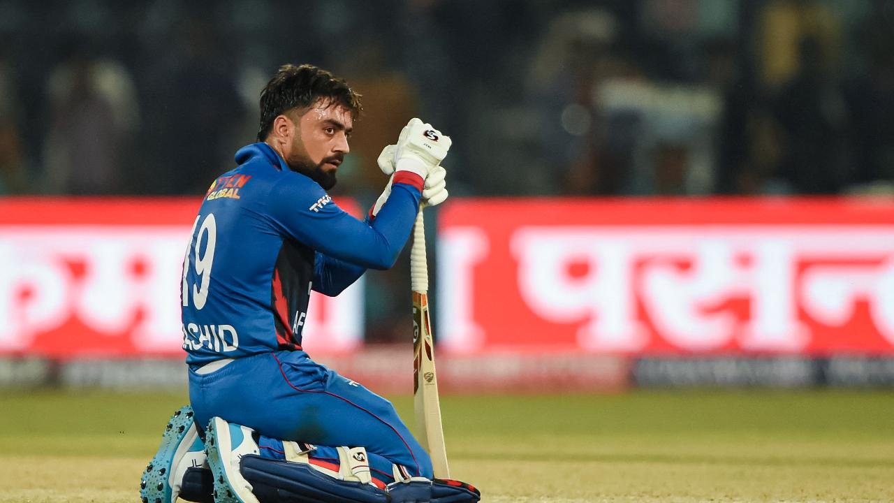 Afghanistan's Rashid Khan tried his level best to snatch the win from Sri Lanka by hitting 3 fours in the 37th over, but unfortunately, the results didn't turn out in his favour. It seemed like Fazalhaq Farooqi who came to bat at numer 10 didn't know the seriousness of the situation