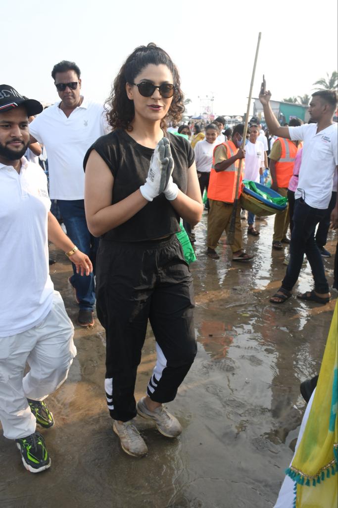 Ghoomer fame, Saiyami Kher, also paid a visit at the clean-up