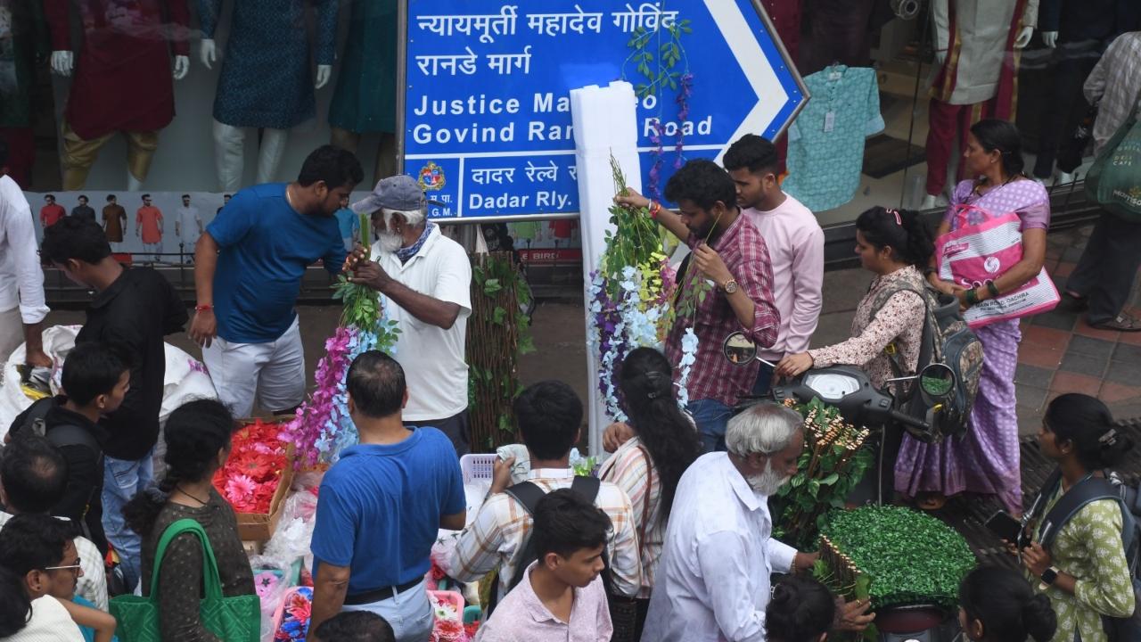 In recent times, there has been a growing emphasis on eco-friendly celebrations of Ganeshotsav festival in Mumbai (Pic/Ashish Raje)