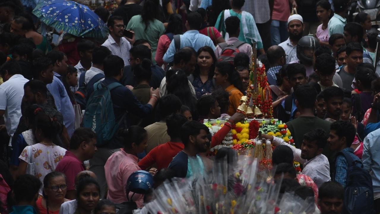 Dadar market was thronged by devotees to buy flowers, makars, and torans ahead of Ganpati festival (Pic/Ashish Raje)