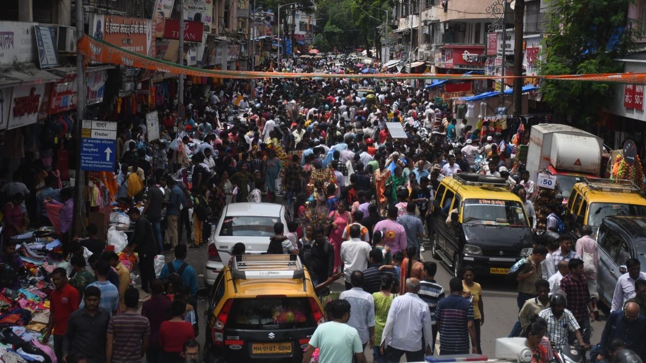 Mumbaikars were seen shopping ahead of 10-day Ganpati festival (Pic/Ashish Raje)