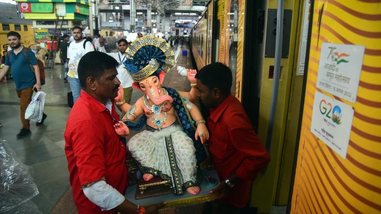 Every year, a huge number of Lord Ganesha idols are transported from Mumbai to Gujarat in passenger trains (Pic/Shadab Khan)
