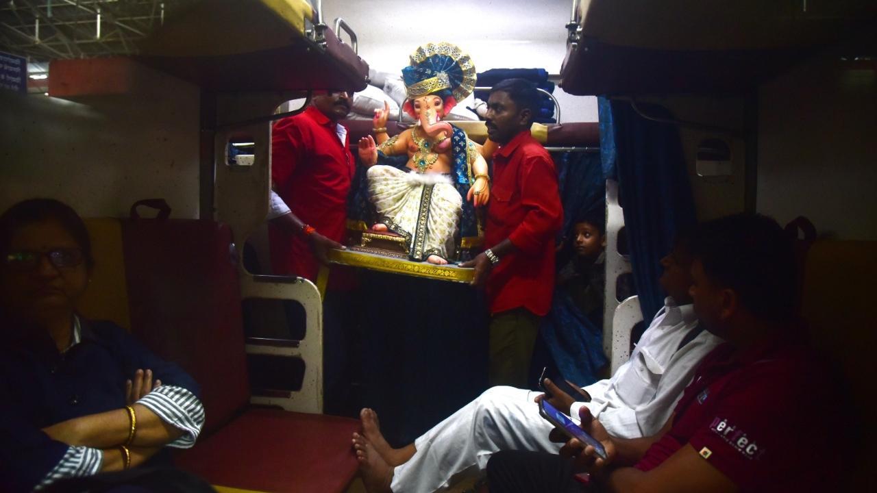 Devotees transported Lord Ganpati idols into a long distance train (Pic/Shadab Khan)