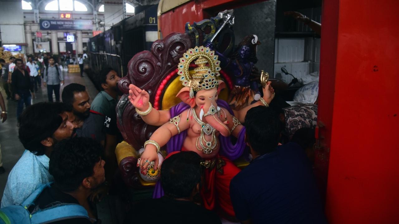 During the 10-day Ganeshotsav, devotees bring home or install idols of Lord Ganesha in their homes or community pandals in order to celebrate the festival (Pic/Shadab Khan)