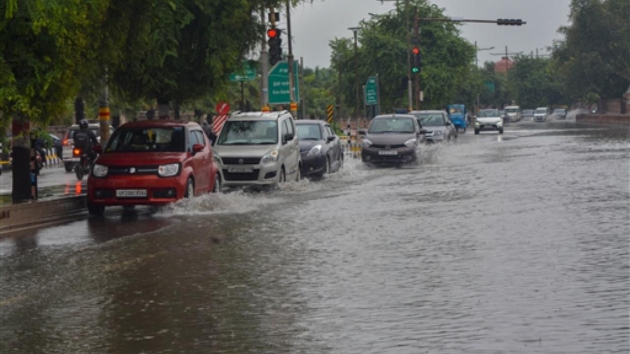 As continuous rains battered Lucknow, traffic was also disrupted. It has been raining heavily in Lucknow since Sunday, September 10, and more rainfall is expected on Monday, as per the IMD weather forecast
