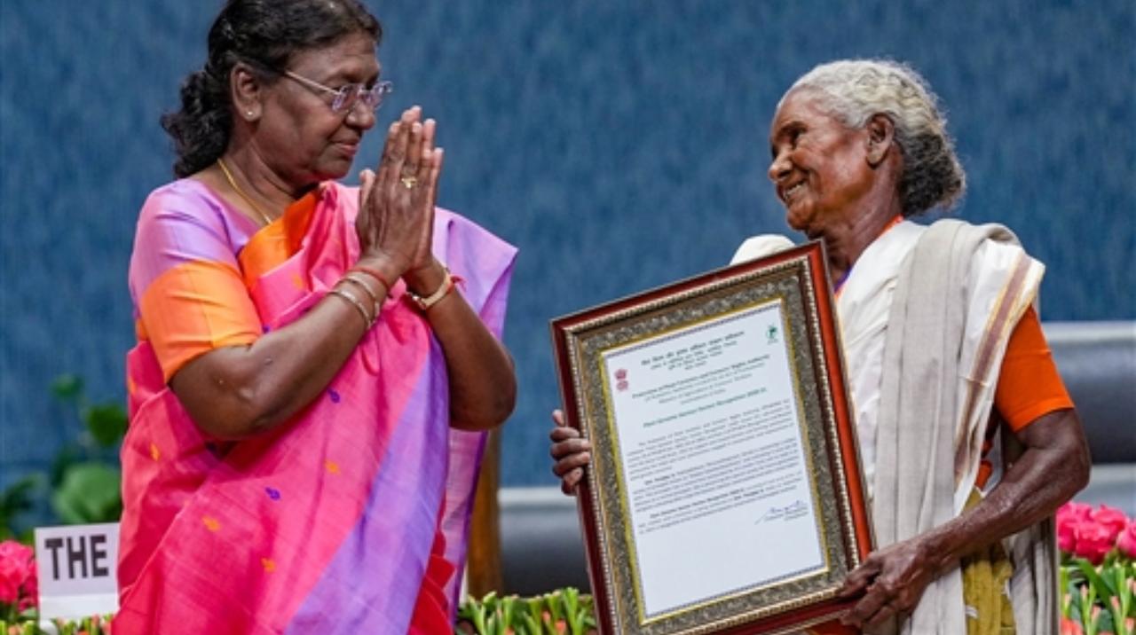 President Droupadi Murmu presents the Plant Genome Saviour Farmer Recognition 2020-21 to Parappy A during the inauguration of the Global Symposium on Farmer's Rights, in New Delhi, Tuesday, Sept. 12, 2023