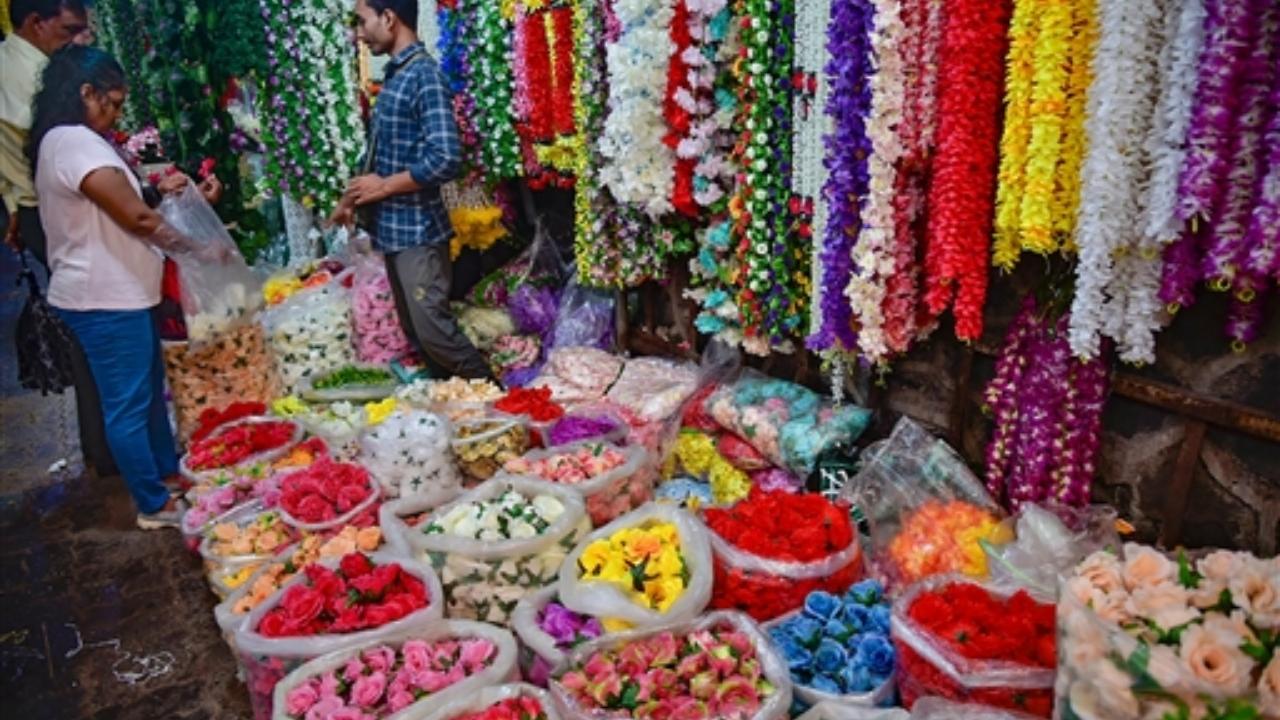 Devotees shop for idols and other decorative items at market in Mumbai
