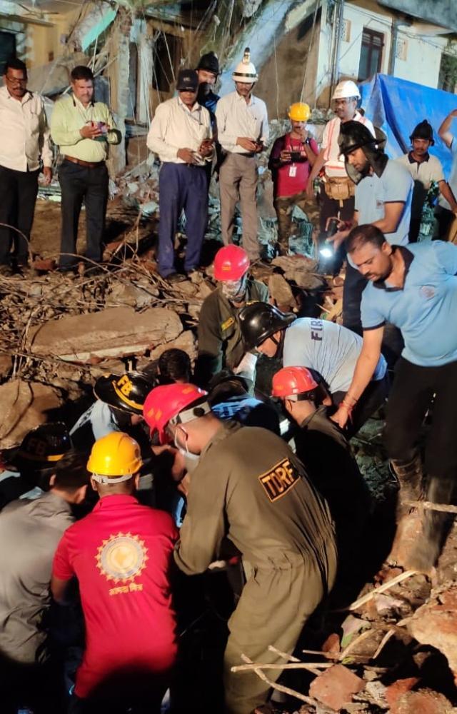 4-storey building collapses at Dombivali