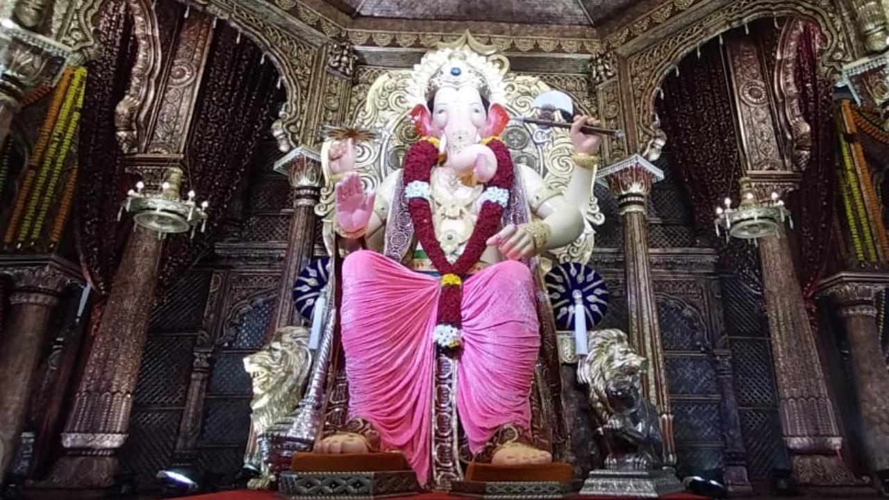 IN PHOTOS: Check first glimpse of Mumbai's Lalbaugcha Raja idol