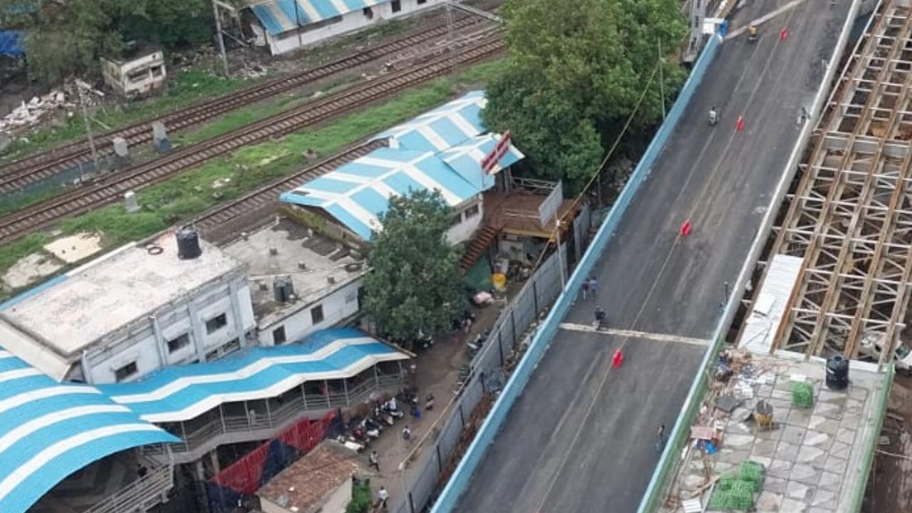 A few days ago, Lower Parel and Curry Road residents voiced their discontent with the BMC over the prolonged delay in completing the second arm of the Delisle Road bridge