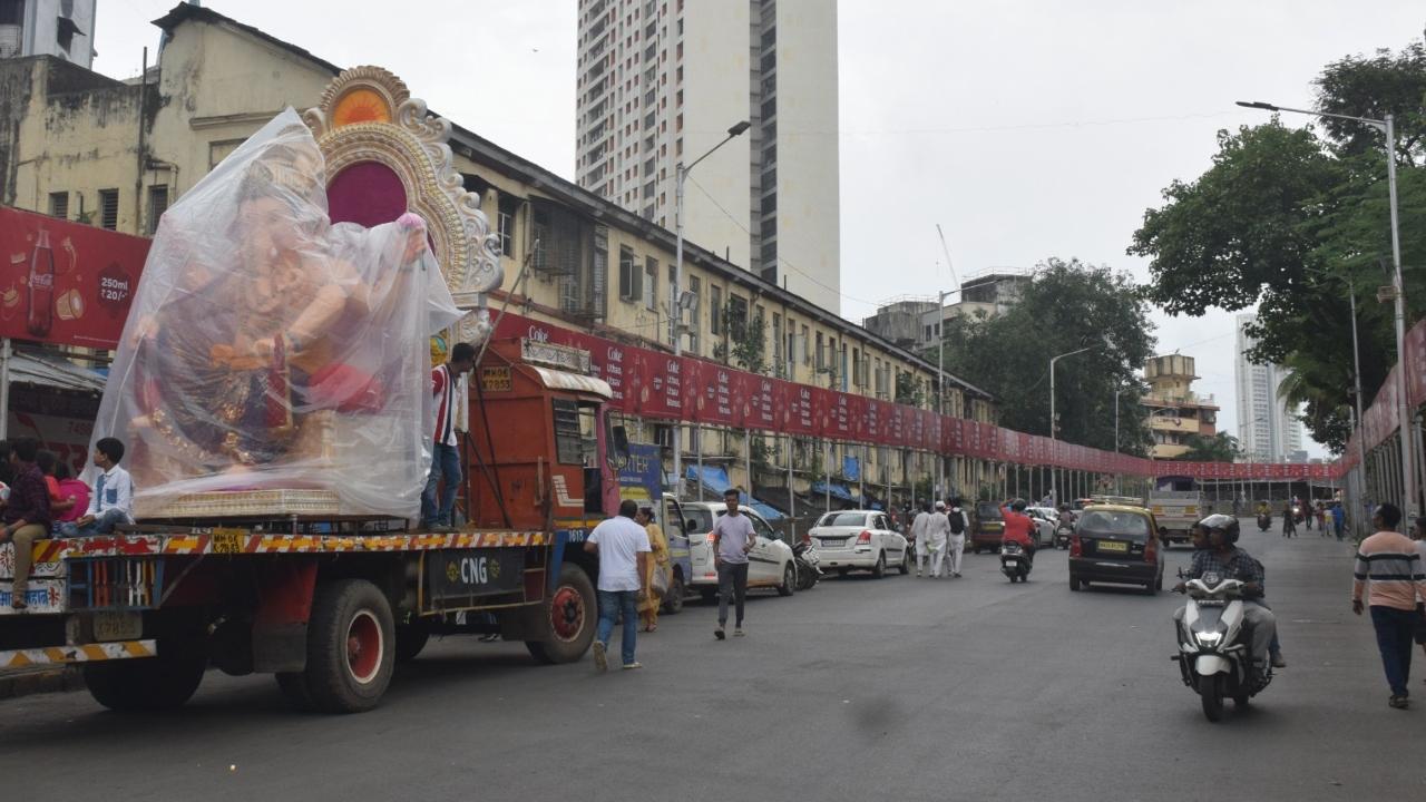One of the city-based Sarvajanik Ganesh Ustav mandal carrying the 20-feet idol at Chichapokli bridge ahead of the Ganesh Chaturthi festival