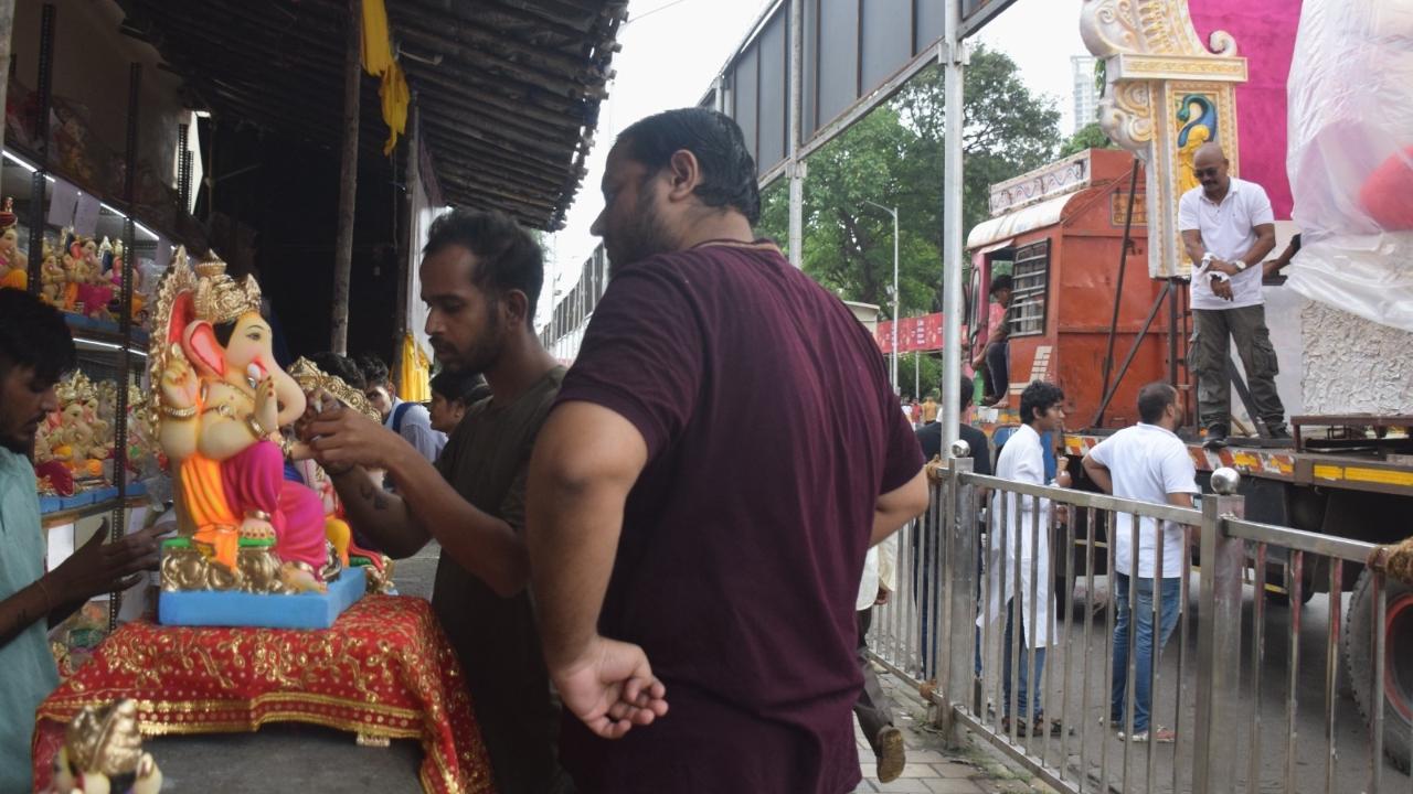 In Mumbai, an artist gave the final touch to lord Ganesh idol as per the demand made by the devotee