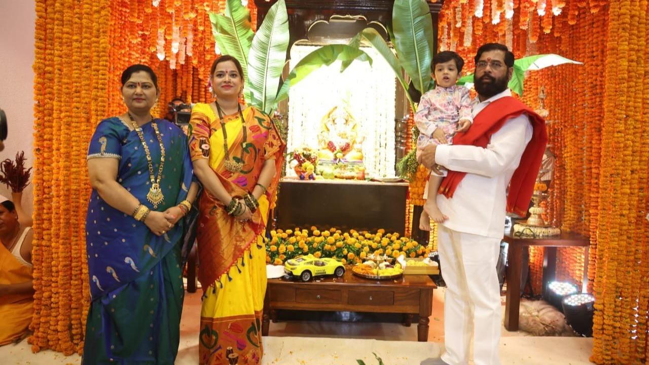 Maharashtra CM Eknath Shinde and his family members pose for a family photo after offering prayers to Lord Ganesha at his residence