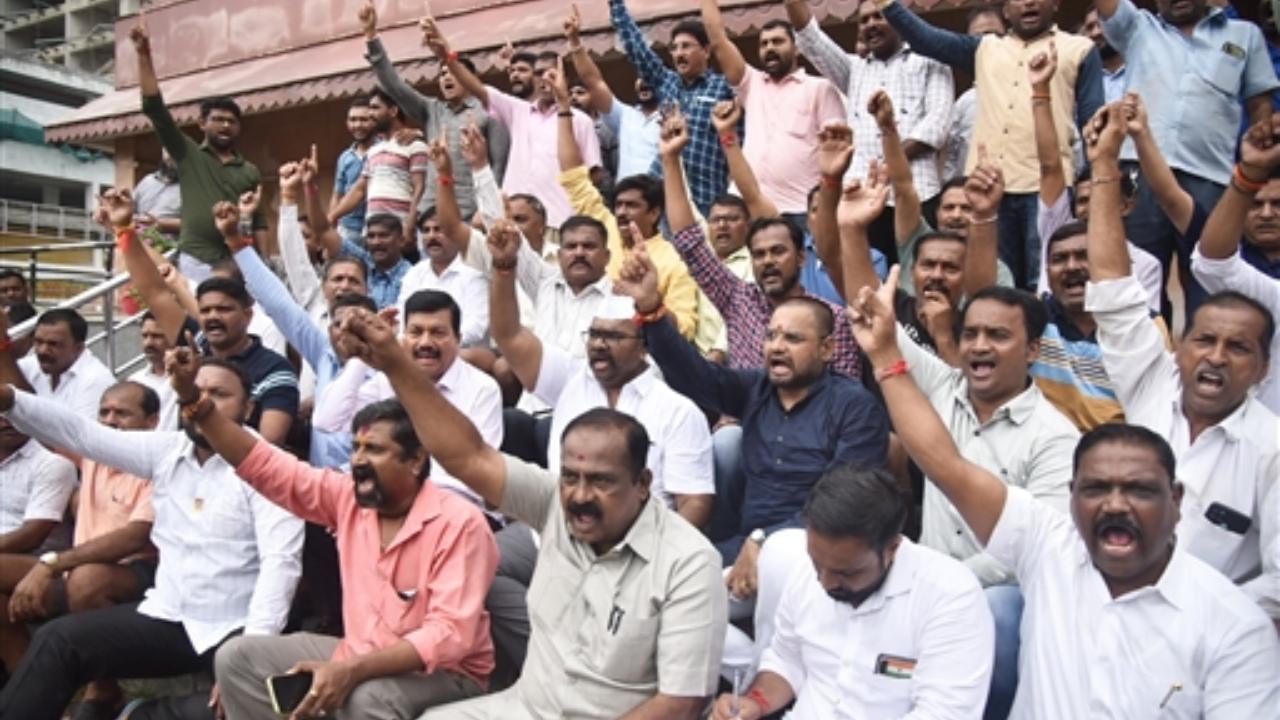 Mathadi workers of APMC Market stage a protest against Jalna administration over lathicharge on protestors demanding Maratha reservation, at Shivaji Maharaj Chowk Vashi, in Navi Mumbai