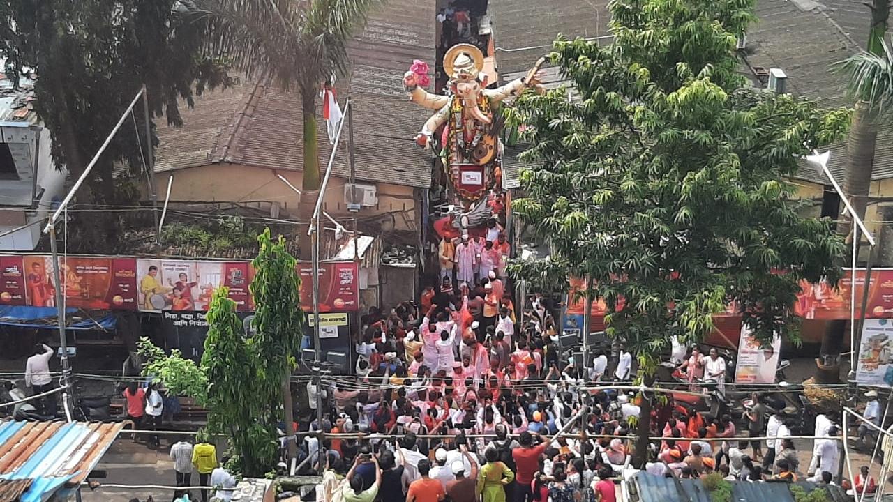 Members of Kalachowki Vibhag Sarvajanik Utsav Mandal at the visarjan procession of Kalachowkicha Mahaganpati at Dattaram Lad Marg, Kalachowki in Mumbai (Pic/Satej Shinde) 