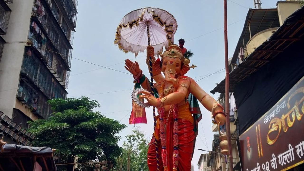 Khetwadi 2nd lane devotees take out Lord Ganesha idol from their pandal for visarjan procession (Pic/Ashish Raje)