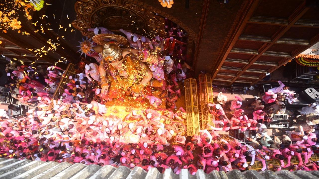 Devotees gather at Mumbai's Lalbaug area to bid farwell to Lalbaugcha Raja Lord Ganesha idol (Pic/Shadab Khan)
