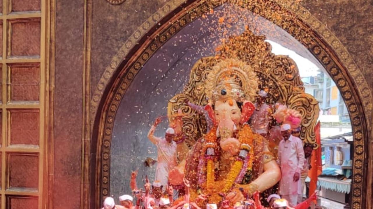 After the grand visarjan procession, the Lalbuagcha Raja idol will be immersed in Girgaum Chowpatty tomorrow early morning (Pic/Sameer Markande)