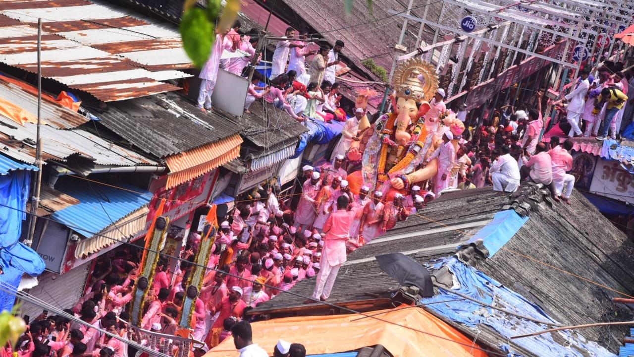 The mandal members take out the Lalbaugcha Raja idol from the bylane for the visarjan procession (Pic/Shadab Khan)