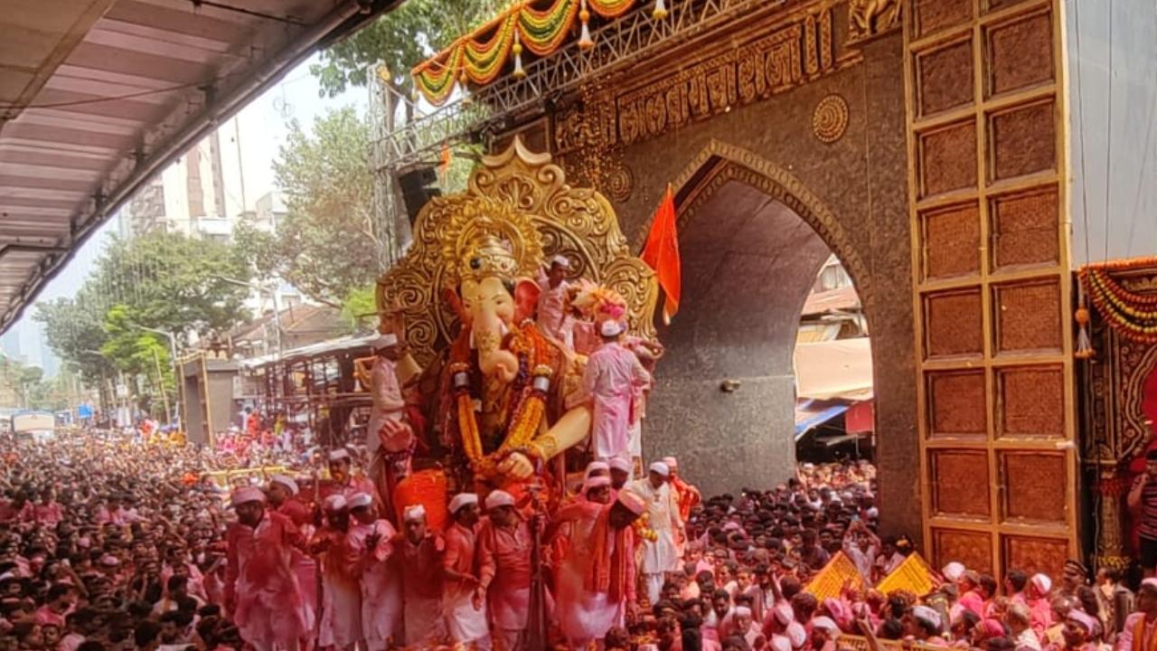 Crowd gathered in Lalbaug to offer prayer and seek blessing of Lalbaugcha Raja before giving farewell to the idol (Pic/Raj Patil)