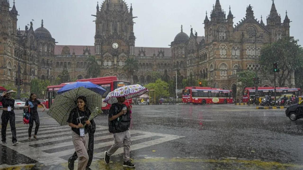 Mumbai News LIVE Updates: Heavy rainfall in city, neighbouring areas