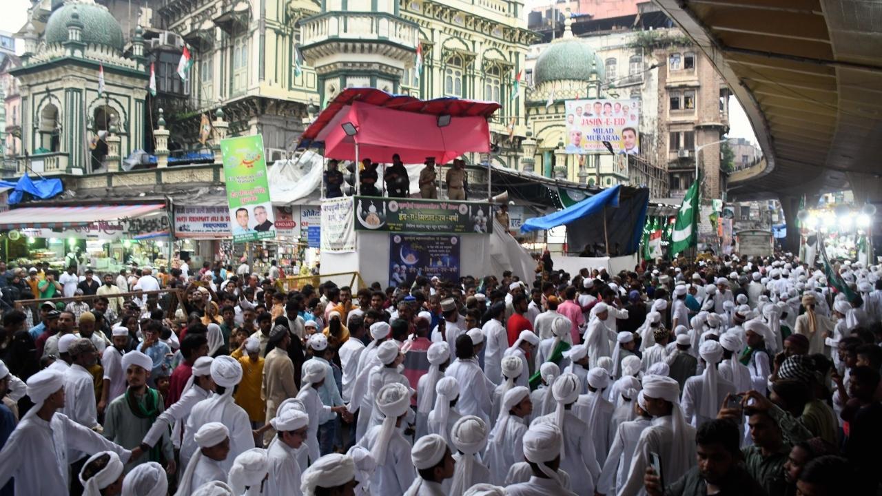 Crowd gather at Mumbai's Mohammed Ali Road on Friday to celebrate Eid-e-Milad-ul-Nabi (Pic/Ashish Raje)