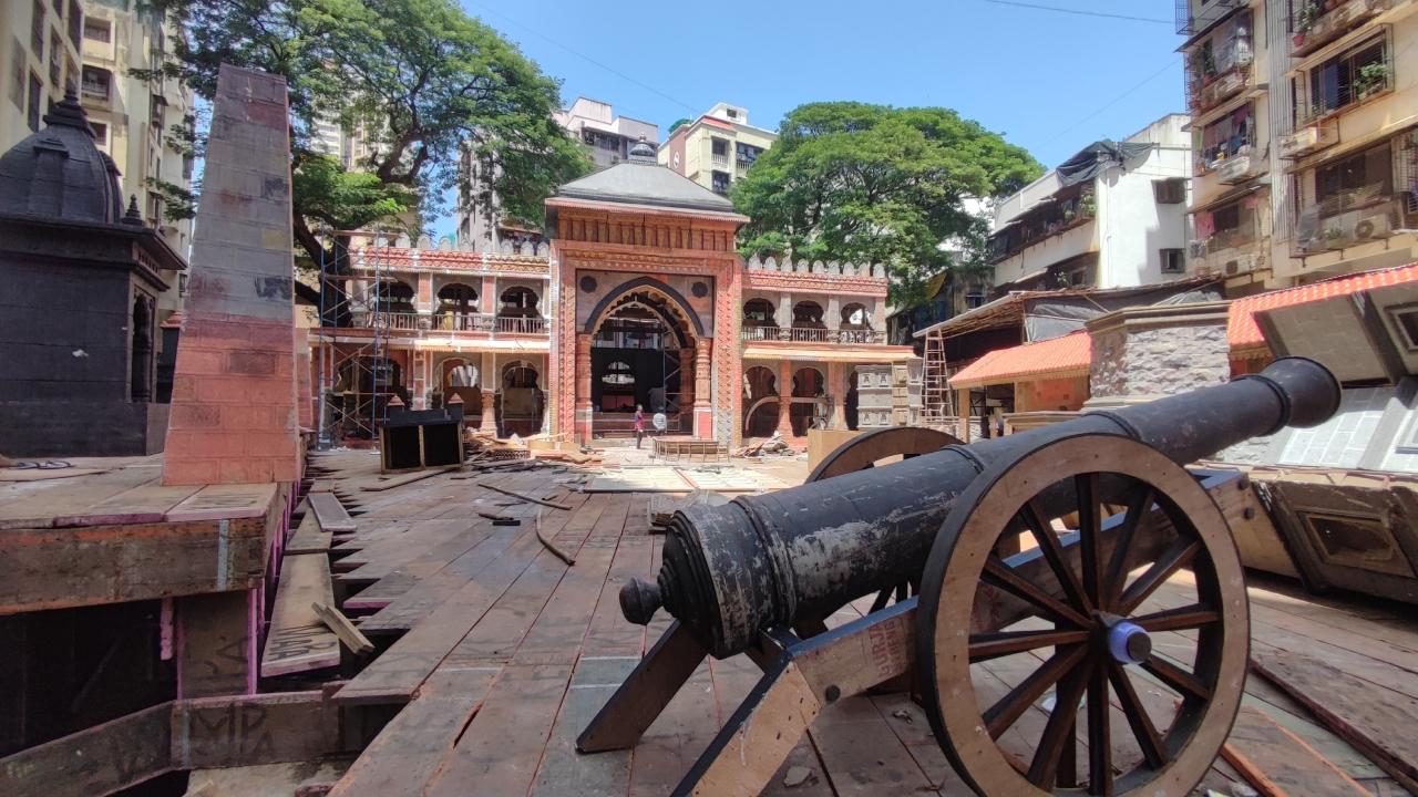 The Lalbaug-based Ganesh Gully’s Lalbaug Sarvajanik Utsav Mandal has decided to build Raigad Fort and take the devotees back to the coronation period (Pic/Abhishek Satam)