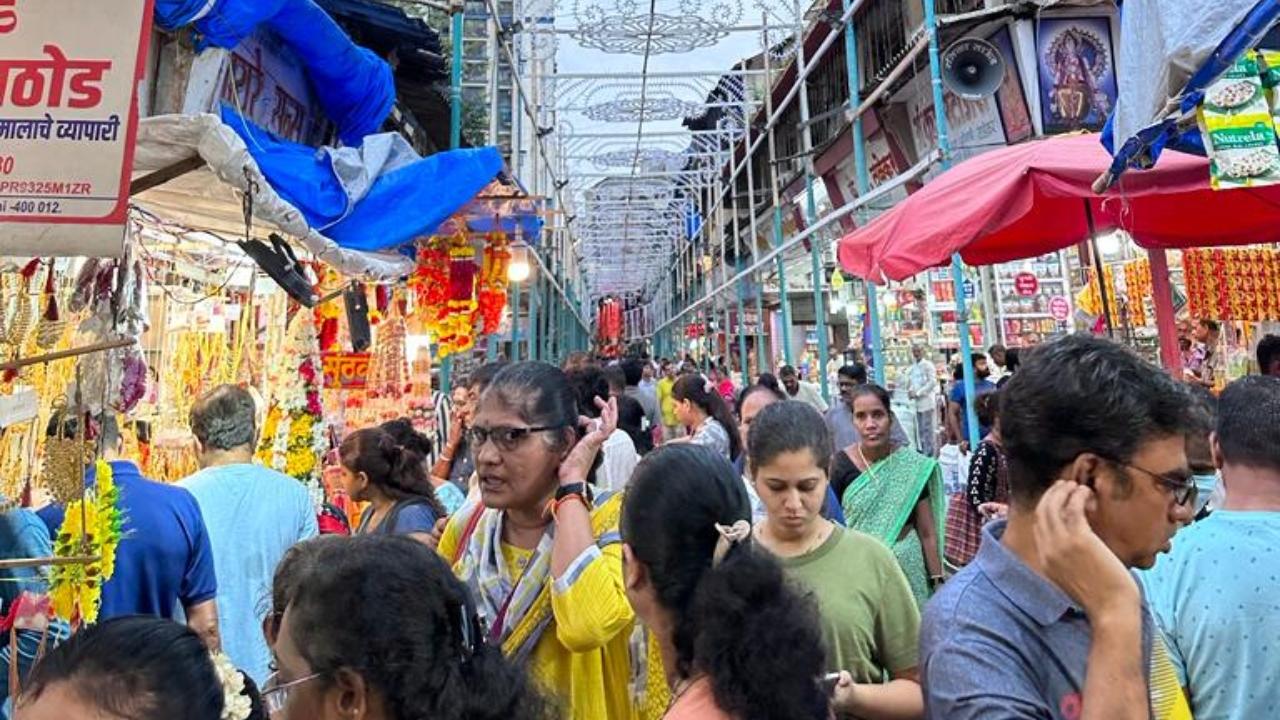 People shopping in Mumbai's Lalbaug market ahead of the Ganeshotsav festival (Pic/Anagha Sawant)