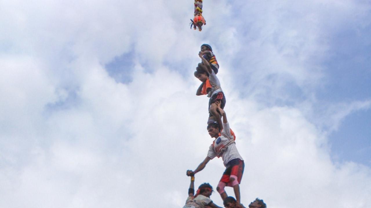 Shardul Kharpude, a member of the Mandal, recollects the early days when Govindas would traverse different areas of the city to celebrate the Dahi Handi festival. He notes that starting from 1992-93, the Govindas began traveling across Mumbai using trucks and buses for their celebrations