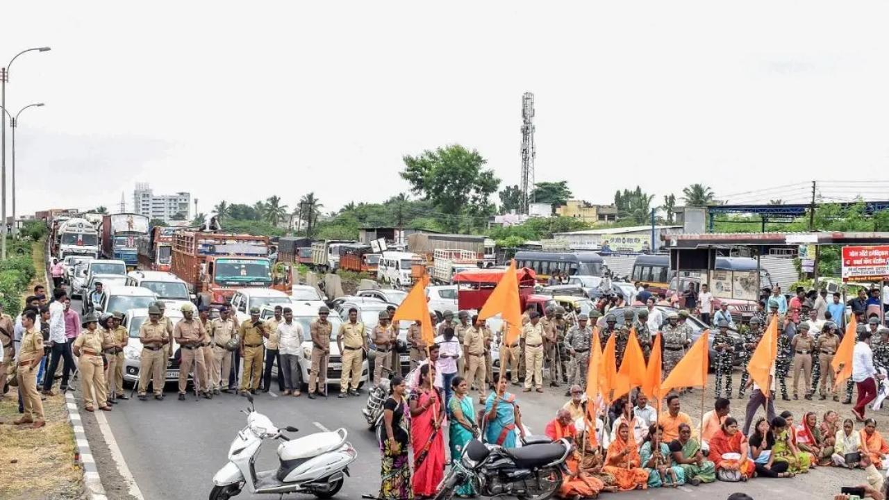 Maharashtra: Govt delegation fails to convince Maratha quota activist Manoj Jarange