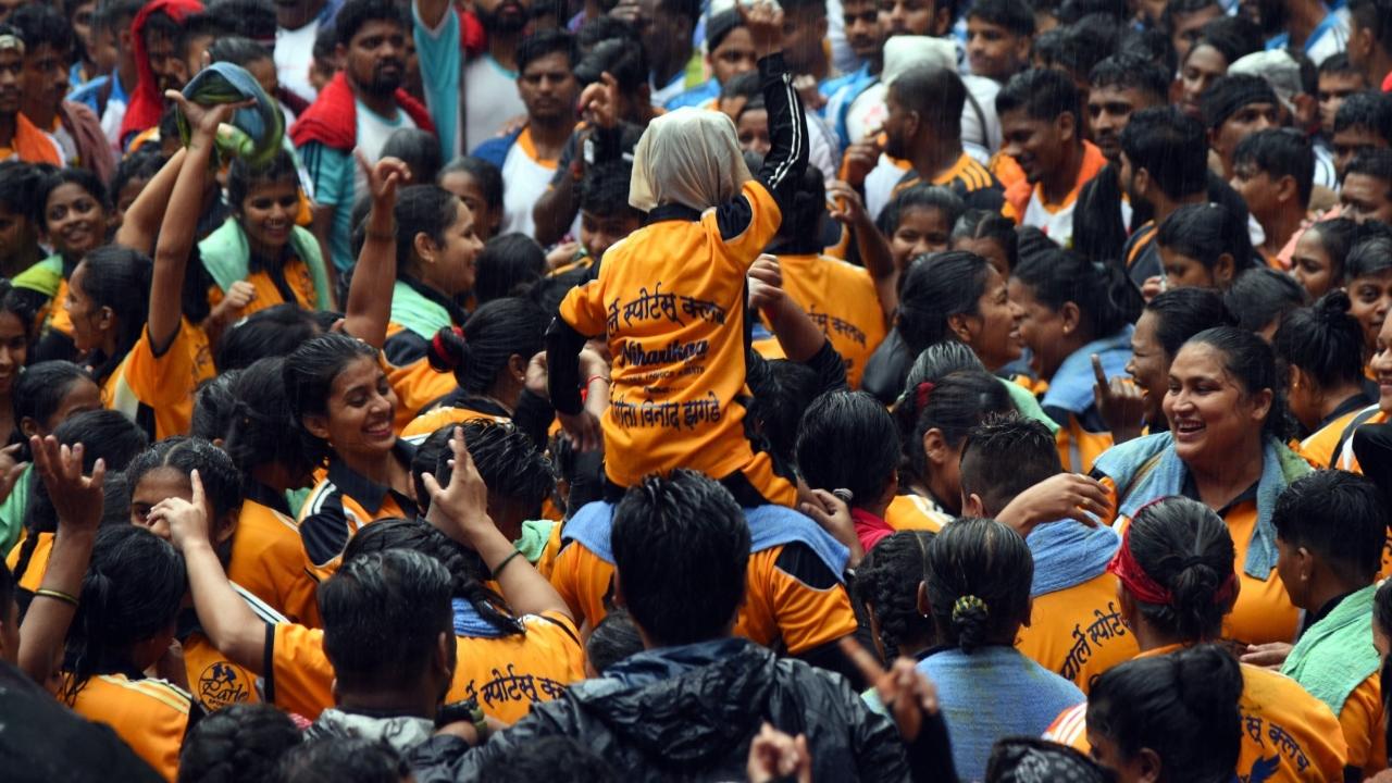 Women Govinda Pathak seen dancing after attempting to form a human pyramid (Pic/Satej Shinde)