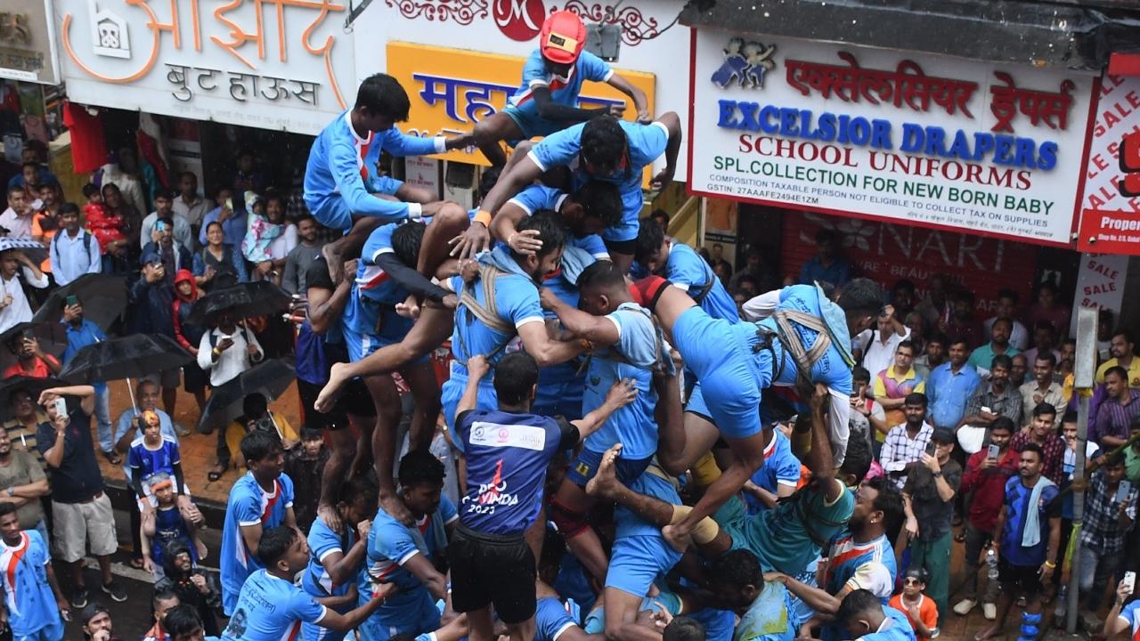 There are chances of participants falling down and injuring themselves, sometimes critically, during the formation of human pyramids (Pic/Ashish Raje)