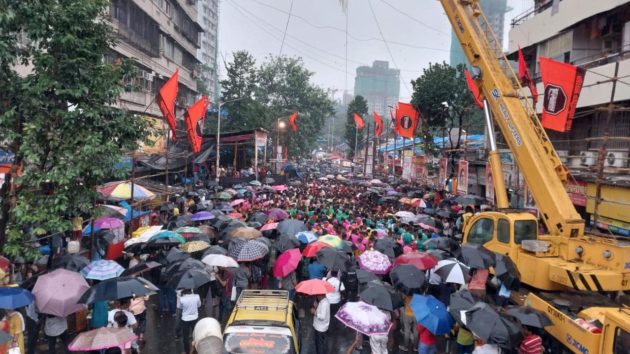 Dahi Handi is a traditional Hindu festival celebrated in the Indian state of Maharashtra. Crowd gathered in Dadar to watch the Dahi Handi event (Pic/Ashish Raje)