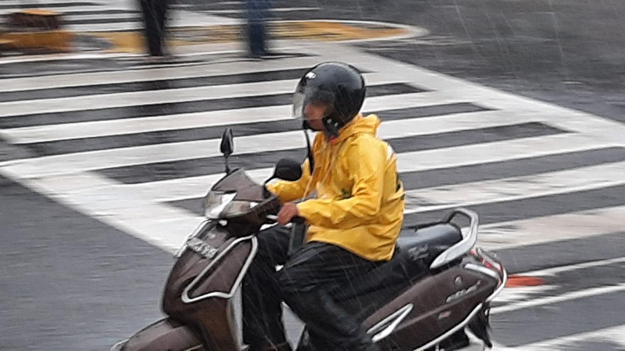 Moderate to intense spells of rain very likely to occur at isolated places in the districts of Palghar, Thane, Mumbai, Raigad, Ratnagiri and Pune during next 3-4 hours