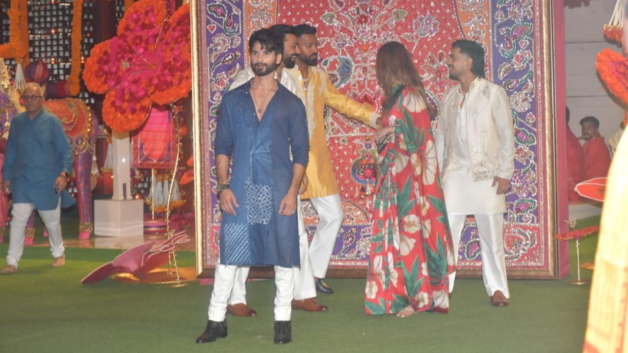 Shahid Kapoor laughs as Krunal-Hardik photobomb him at Ambanis' Ganpati Puja