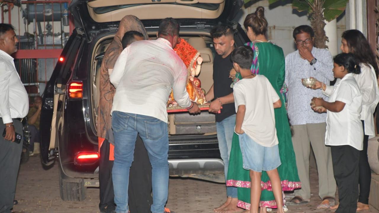 Shilpa Shetty follows her tradition, brings Lord Ganesha home