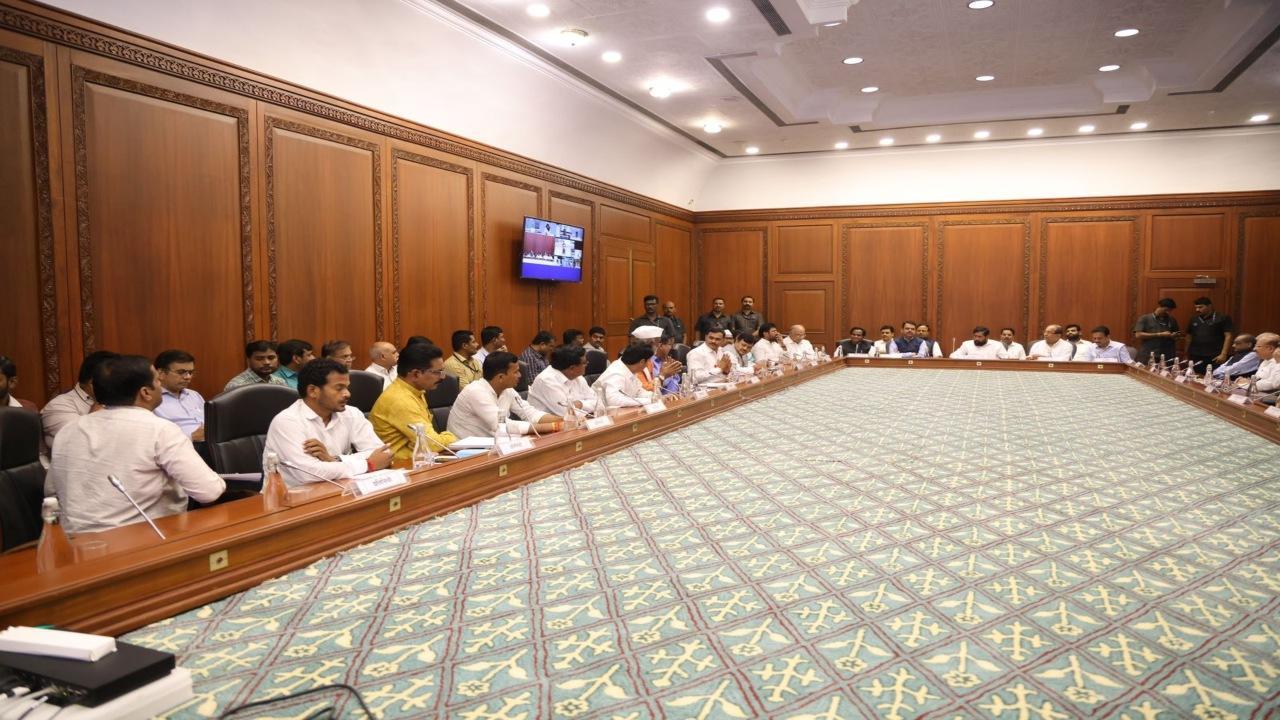 Maha CM Shinde says he held "positive discussion" with Maratha quota protesters Maha CM Shinde says he held "positive discussion" with Maratha quota protesters