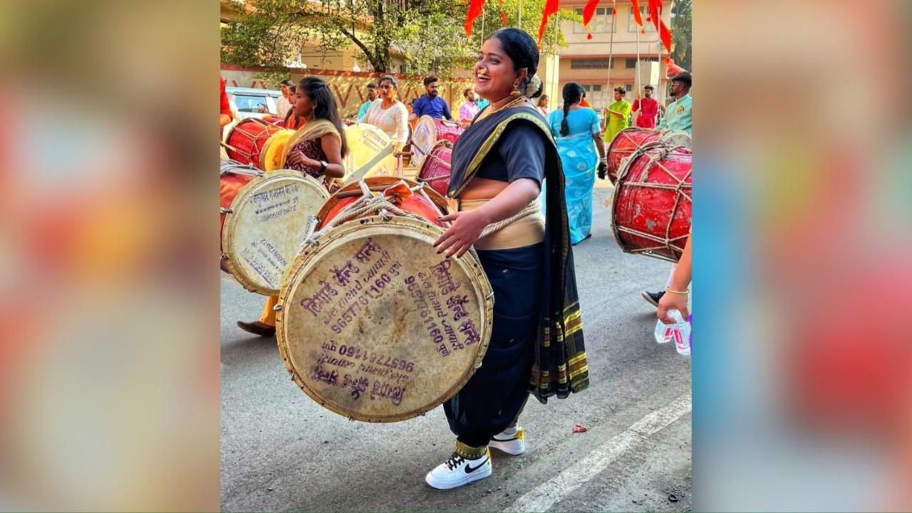 On the day of the miravnuk (performance), women sport a nauvari saree (a nine-yard saree worn by Maharashtrian women on festivals or special occasions,) white sneakers and a 13 kg huge dhol on their waist. 