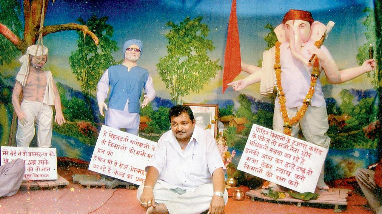 Chandrashekhar seated against one of his earlier creations: Reminding  then prime minister Manmohan Singh about failed promises to farmers